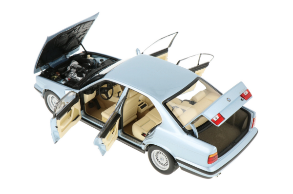 Minichamps 100024007 BMW 535i E34 1988 hell blau metallic 1:18 Modellauto