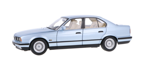 Minichamps 100024007 BMW 535i E34 1988 hell blau metallic 1:18 Modellauto