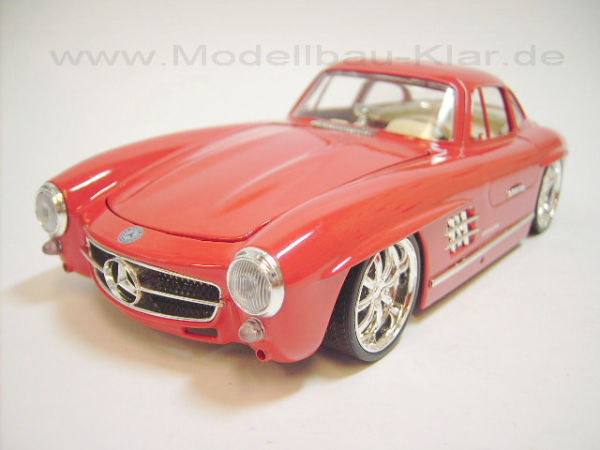 BBurago Mercedes-Benz 300 SL 1954 rot + 02-3 (umgebautes Modell) 1:18