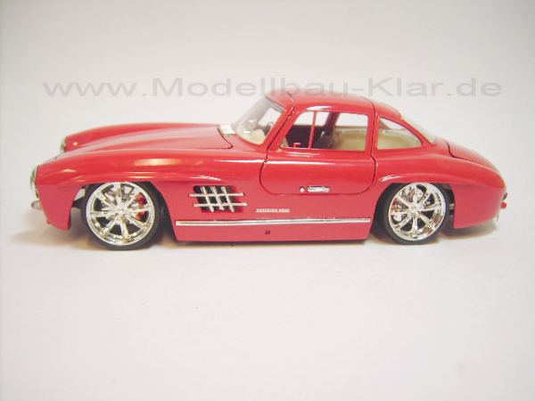 BBurago Mercedes-Benz 300 SL 1954 rot + 02-3 (umgebautes Modell) 1:18