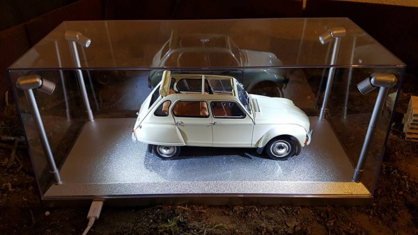 Kunststoff Vitrine mit Beleuchtung für 1/18 Modellautos T9-189922 Schaukasten