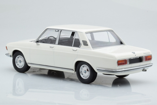 Minichamps 155029202 BMW 2500 E3 1968 weiss 1:18 limitiert 1/504 Modellauto