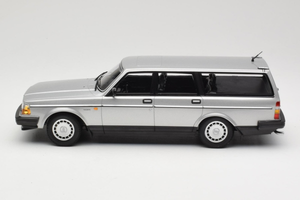Minichamps 155171416 VOLVO 240 GL Break 1986 silber 1:18 limitiert 1/414 Modellauto