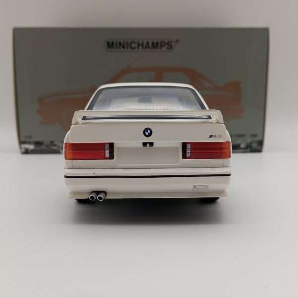 Minichamps BMW M3 E30 1987 weiss 1:18 modelcar