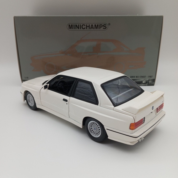 Minichamps BMW M3 E30 1987 weiss 1:18 modelcar