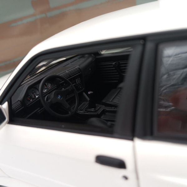 Minichamps BMW M3 E30 1987 weiss 1:18 modelcar
