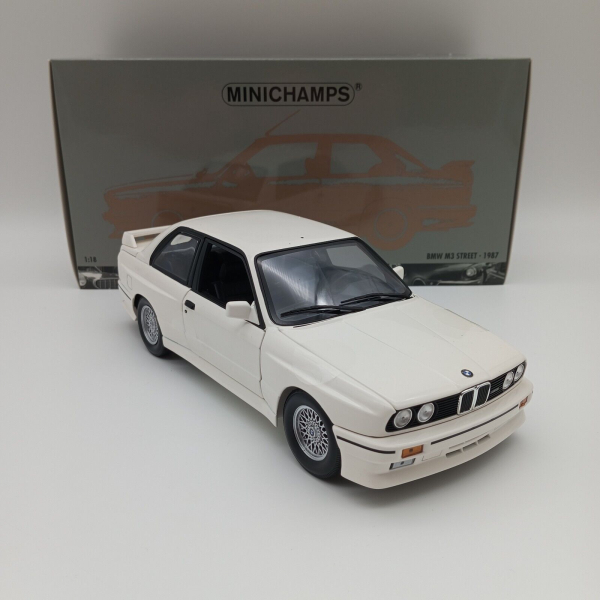 Minichamps BMW M3 E30 1987 weiss 1:18 modelcar