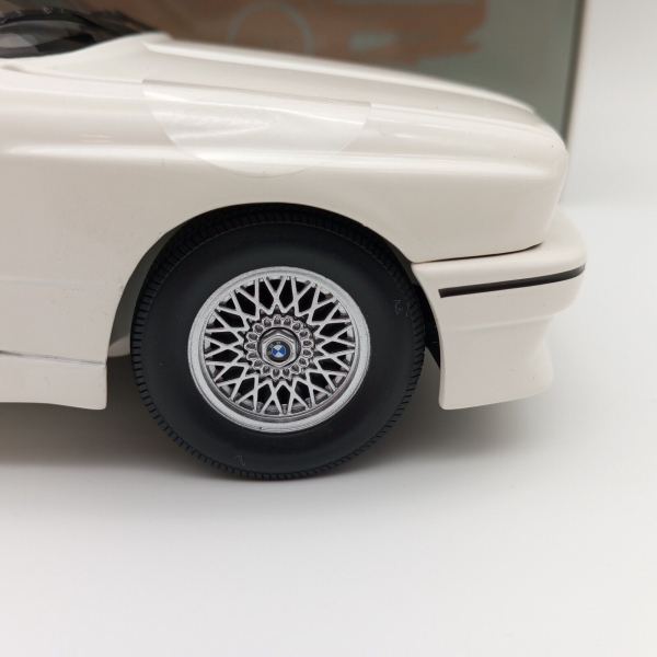 Minichamps BMW M3 E30 1987 weiss 1:18 modelcar