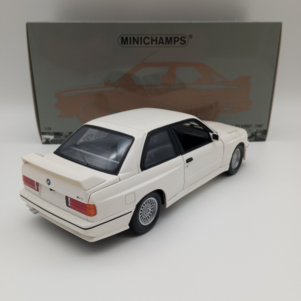 Minichamps BMW M3 E30 1987 weiss 1:18 modelcar