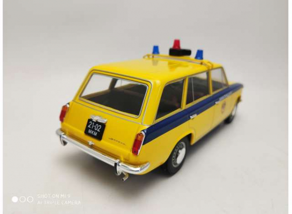 Triple9 1800233 Lada 2102 USSR Police 1970 yellow-blue 1:18 Modellauto