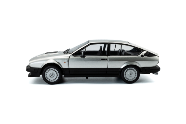 Alfa Romeo GTV6 1984 silber 1:18 - Solido 421186543 Modellauto