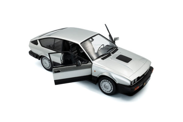 Alfa Romeo GTV6 1984 silber 1:18 - Solido 421186543 Modellauto