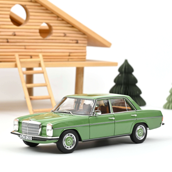 Norev 183774 Mercedes-Benz 200 /8 Strich Acht 1968 W115 green 1:18 Oldtimer Modellauto