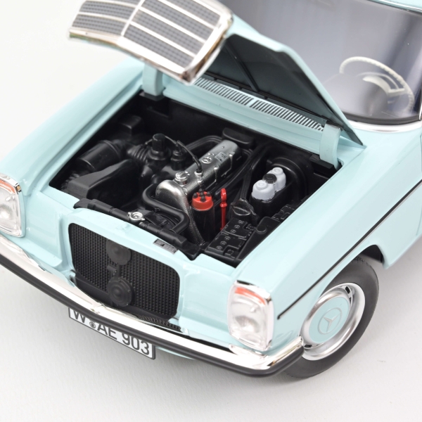 Norev 183777 Mercedes-Benz 200 W115 /8 Strichacht 1968 hellblau1:18 Modellauto