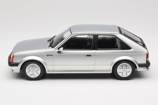 MCG Opel Kadett D GTE 1979-1984 silber 1:18 Modellauto 18533