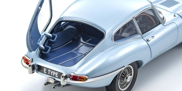 Kyosho 08954SBL Jaguar E-Type RHD 1961 silber-blau-metallic 1:18 Modellauto