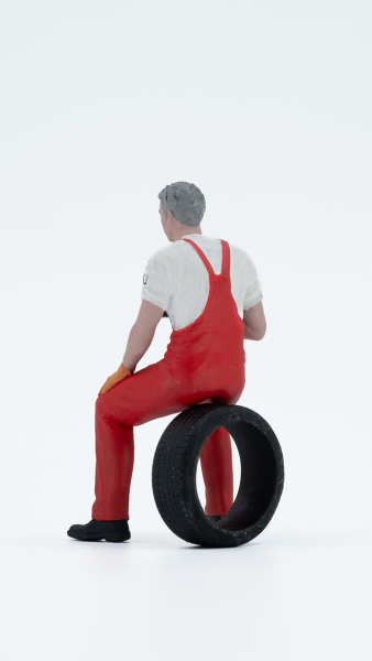 Atlantic 1:18 Figur Nick Mechaniker sitzt auf Reifen für Modellbau Diorama