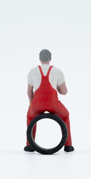 Atlantic 1:18 Figur Nick Mechaniker sitzt auf Reifen für Modellbau Diorama