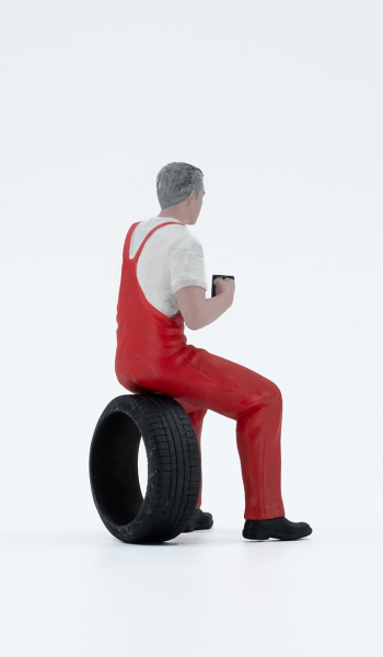Atlantic 1:18 Figur Nick Mechaniker sitzt auf Reifen für Modellbau Diorama
