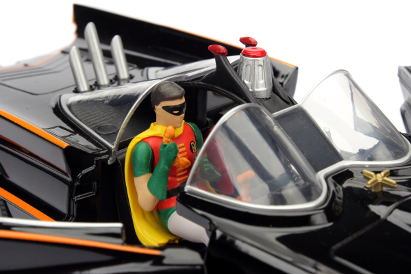 Jadatoys 253215001 Batman 1966 Classic Batmobile 1:24 mit Batman Figur Modellauto