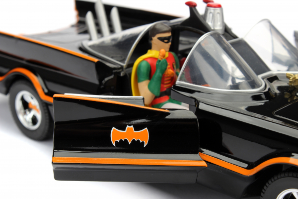 Jadatoys 253215001 Batman 1966 Classic Batmobile 1:24 mit Batman Figur Modellauto