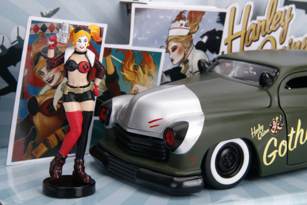 Jada Toys 253255005 Harley Quinn Figur & 1951 Mercury 1:24 Modellauto