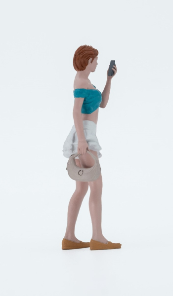 Atlantic 1:18 Figur Ada frau mit weissem Minirock und Smartphone Modellbau Diorama