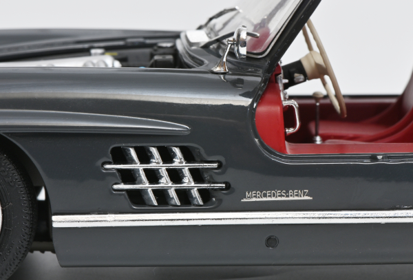 Mercedes Benz 300SL Flügeltürer W198 grau 1:18 Schuco Modellauto