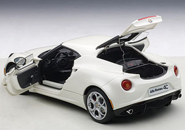 AUTOart ALFA ROMEO 4C Bianco Madreperla White 2013 1:18 70188