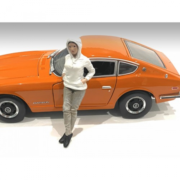 American Diorama 76289 Car Meet 2 stehende Frau mit Hoody 1:18 Figur 1/1000 limitiert