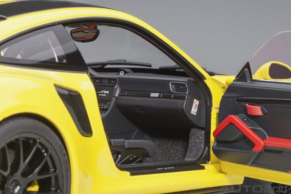AUTOart PORSCHE 911 991.2 GT2 RS 2017 Weissach Package Racing yellow 1:18 78172
