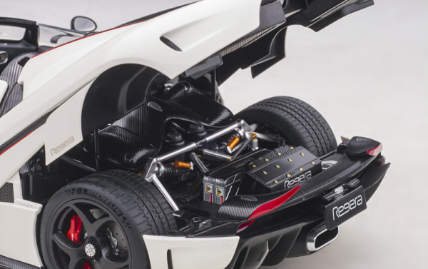 AUTOart 79027 Koenigsegg Regera 2016 crystal white-carbon-red 1:18 Modellauto