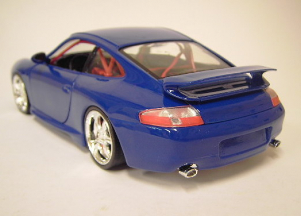 BBurago Porsche 911 (996) GT3 blau + 02-5 (umgebautes Modell) 1:18