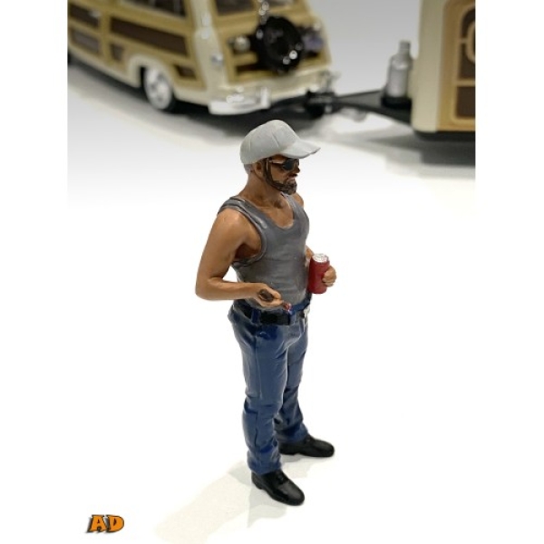 American Diorama 76338 Camper Figur V 1:18 stehender Mann mit Getränkedose limitiert 1/1000