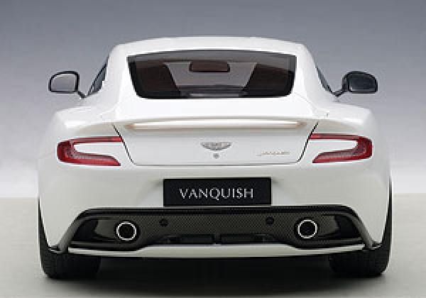 AUTOart ASTON MARTIN VANQUISH GLOSSY 2015 WEISS 1:18 70250