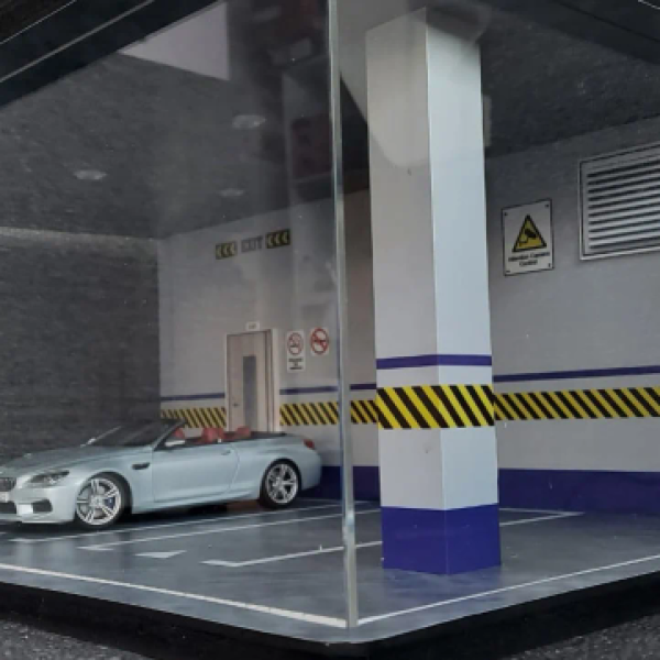 Acryl Vitrine Parkaus Diorama Parkplatz Gebäude 1:18 30107
