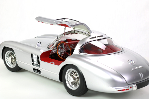Mercedes-Benz 300 SLR Coupe Uhlenhaut model kit 1:8 Legrand Collection