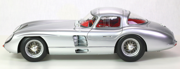 Mercedes-Benz 300 SLR Coupe Uhlenhaut model kit 1:8 Legrand Collection