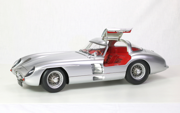 Mercedes-Benz 300 SLR Coupe Uhlenhaut model kit 1:8 Legrand Collection