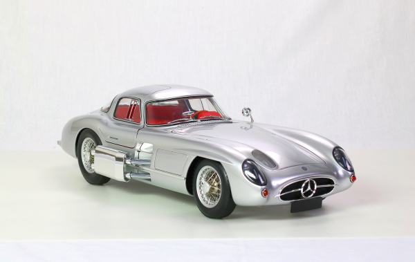 Mercedes-Benz 300 SLR Coupe Uhlenhaut model kit 1:8 Legrand Collection