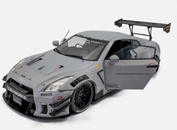 Nissan GT-R R35 grey with figure 1:18 Modelcar Solido 421186583
