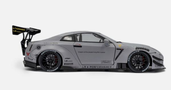 Nissan GT-R R35 grey with figure 1:18 Modelcar Solido 421186583