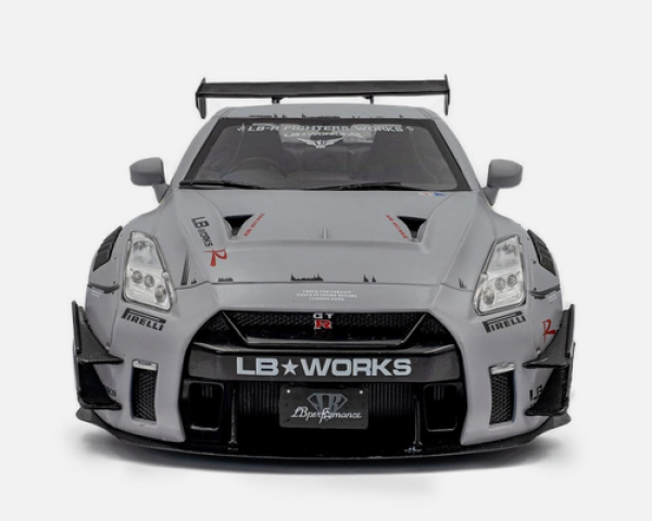 Nissan GT-R R35 grey with figure 1:18 Modelcar Solido 421186583