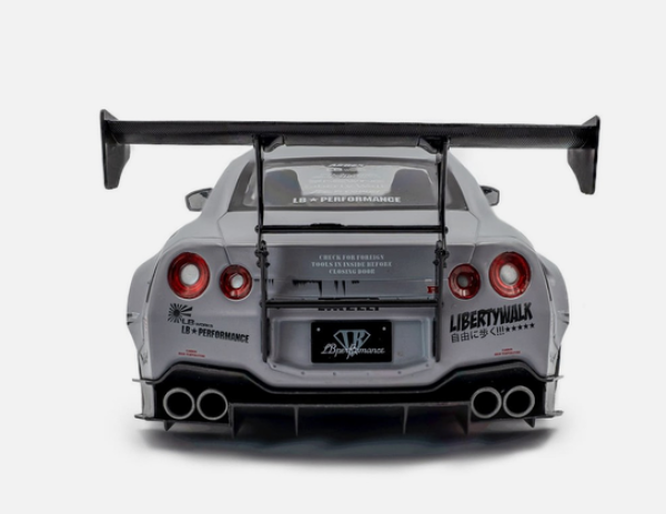 Nissan GT-R R35 grey with figure 1:18 Modelcar Solido 421186583