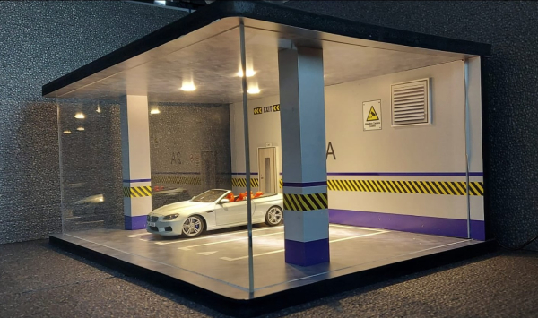 Acryl Vitrine Parkaus Diorama Parkplatz Gebäude 1:18 30107