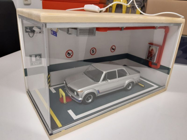 Parking Garage Diorama 1:18 Parkhaus Schaukasten inkl. LED-Beleuchtung Vitrine