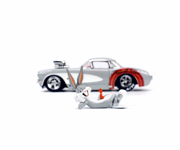 Jada Toys 253255041 Looney Tunes Chevy Corvette 1597 + Bugs Bunny 1:24 Modellauto + Figur
