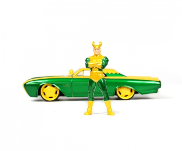 Jada Toys 253225026 Ford Thunderbird 1963 + Loki 1:24 Modellauto + Figur