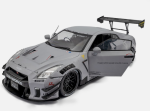 Nissan GT-R R35 grey with figure 1:18 Modelcar Solido 421186583